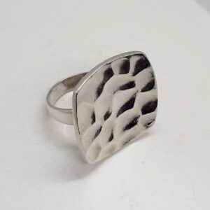 Sortija plata con efecto martillado