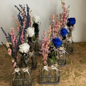 Juego de botellas de cristal con flores secas y preservadas
