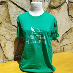 Camiseta infantil " Nun crezas, ye una trampa" color verde
