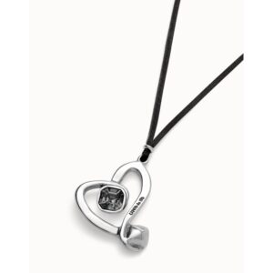 Colgante Uno de 50 largo de cordón efecto seda y corazón central con cristal negro
