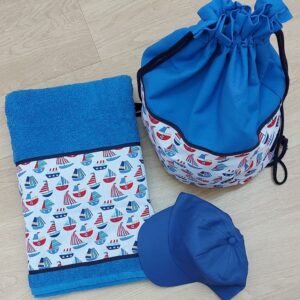 Mochila y toalla de playa