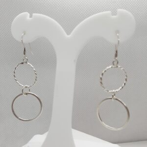 Pendientes con aros largos plata.