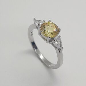 Sortija plata circonita amarilla.