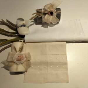 Toalla de bautizo de lino con vainicas y bodoques