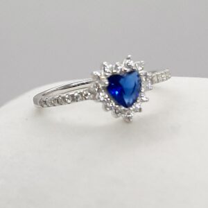 Sortija corazón circonita azul.