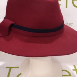 Elegante Sombrero de Fieltro Rojo con Cachemira